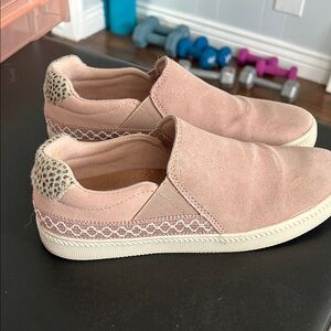 Earth Origins Blush Slip-On Sneakers with Animal Print